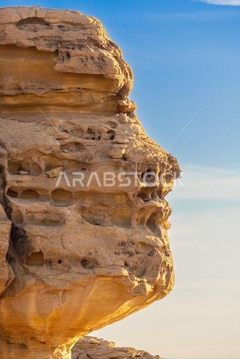 صخرة الوجه عند غروب الشمس، إحدى عجائب الطبيعة قرب صخرة الحجر الرملي المنحوتة في جبل الأحمر، ومقابر الحِجر القديمة في صحراء العلا، المملكة العربية السعودية صخرة الوجه عند غروب الشمس، إحدى عجائب الطبيعة قرب صخرة الحجر الرملي المنحوتة في جبل الأحمر، ومقابر الحِجر القديمة في صحراء العلا، المملكة العربية السعودية