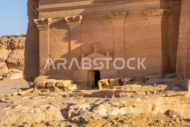 جبل البنات، وهو جبل من الحجر الرملي يضم الآثار القديمة لمقابر قصر البنت في الحِجر، العلا، وهي من عجائب الآثار في المملكة العربية السعودية