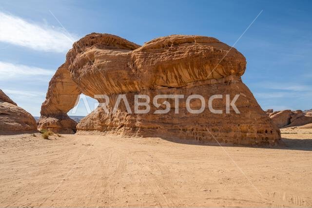 تُحيط المناظر الطبيعية الصحراوية البانورامية قرب العلا بقوس قوس قزح المذهل، وهو تكوين صخري رملي رائع، يُعدّ من عجائب التكوينات الجيولوجية في المملكة العربية السعودية. تُحيط المناظر الطبيعية الصحراوية البانورامية قرب العلا بقوس قوس قزح المذهل، وهو تكوين صخري رملي رائع، يُعدّ من عجائب التكوينات الجيولوجية في المملكة العربية السعودية.