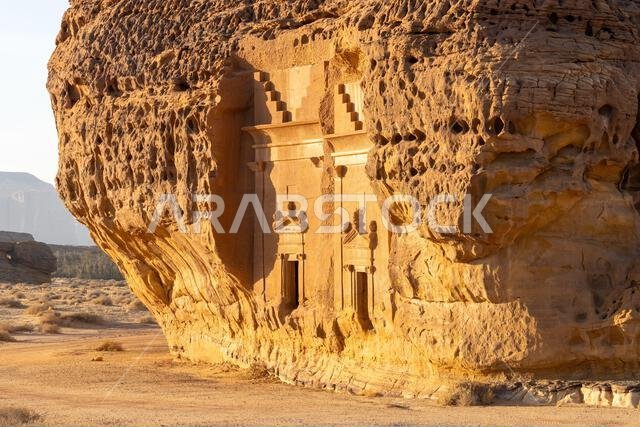 جبل الأحمر، صخرة رملية منحوتة عند غروب الشمس، مقابر الحِجر القديمة، صحراء العلا، المملكة العربية السعودية، عجائب طبيعية وأثرية تخطف الأنفاس