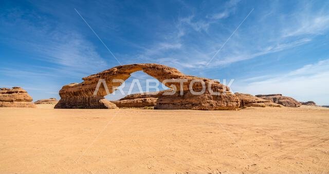 تُحيط المناظر الطبيعية الصحراوية البانورامية قرب العلا بقوس قوس قزح المذهل، وهو تكوين صخري رملي رائع، يُعدّ من عجائب التكوينات الجيولوجية في المملكة العربية السعودية. تُحيط المناظر الطبيعية الصحراوية البانورامية قرب العلا بقوس قوس قزح المذهل، وهو تكوين صخري رملي رائع، يُعدّ من عجائب التكوينات الجيولوجية في المملكة العربية السعودية.