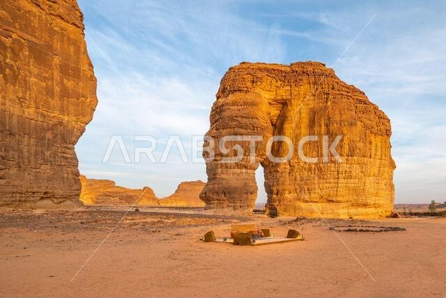يستمتع الناس بالاسترخاء في البار عند غروب الشمس في صخرة الفيل الشهيرة في العلا، وهي عبارة عن تكوين صخري مذهل من الحجر الرملي، تُعدّ أعجوبة طبيعية وسط المناظر الطبيعية الصحراوية.