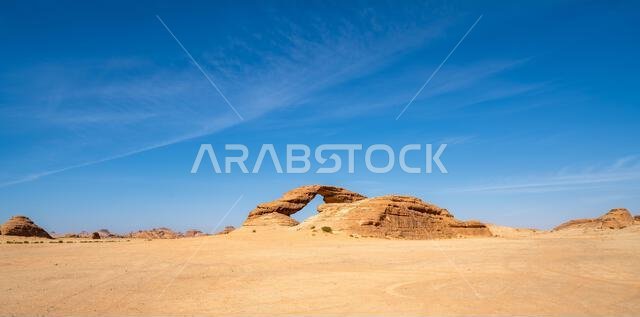 تُحيط المناظر الطبيعية الصحراوية البانورامية قرب العلا بقوس قوس قزح المذهل، وهو تكوين صخري رملي رائع، يُعدّ من عجائب التكوينات الجيولوجية في المملكة العربية السعودية. تُحيط المناظر الطبيعية الصحراوية البانورامية قرب العلا بقوس قوس قزح المذهل، وهو تكوين صخري رملي رائع، يُعدّ من عجائب التكوينات الجيولوجية في المملكة العربية السعودية.
