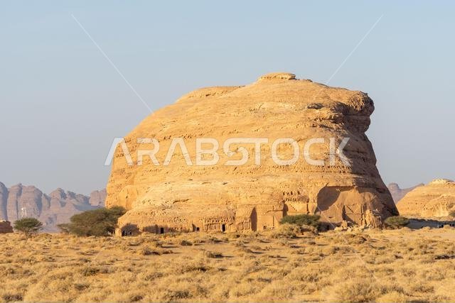 صخرة رملية منحوتة عند غروب الشمس، مقابر الحِجر القديمة، صحراء العلا، المملكة العربية السعودية، عجائب طبيعية وأثرية تخطف الأنفاس صخرة رملية منحوتة عند غروب الشمس، مقابر الحِجر القديمة، صحراء العلا، المملكة العربية السعودية، عجائب طبيعية وأثرية تخطف الأنفاس