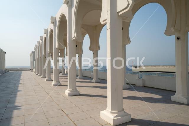 يبدو المسجد العائم على كورنيش جدة في المملكة العربية السعودية، والمعروف باسم مسجد الرحمة، وكأنه يطفو فوق البحر الأحمر.