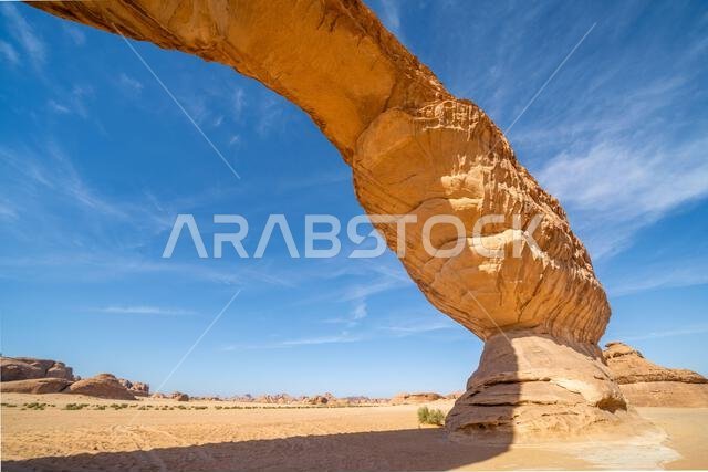 تُحيط المناظر الطبيعية الصحراوية البانورامية قرب العلا بقوس قوس قزح المذهل، وهو تكوين صخري رملي رائع، يُعدّ من عجائب التكوينات الجيولوجية في المملكة العربية السعودية. تُحيط المناظر الطبيعية الصحراوية البانورامية قرب العلا بقوس قوس قزح المذهل، وهو تكوين صخري رملي رائع، يُعدّ من عجائب التكوينات الجيولوجية في المملكة العربية السعودية.