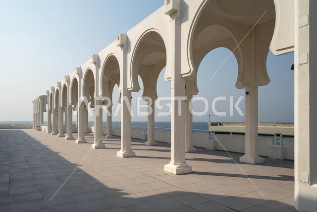 يبدو المسجد العائم على كورنيش جدة في المملكة العربية السعودية، والمعروف باسم مسجد الرحمة، وكأنه يطفو فوق البحر الأحمر.