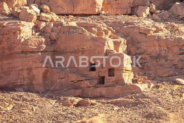 الآثار القديمة المذهلة للمقابر المنحوتة في الصخر في موقع دادان الأثري، وهو إرث حضارة تاريخية مفقودة، في العلا، المملكة العربية السعودية الآثار القديمة المذهلة للمقابر المنحوتة في الصخر في موقع دادان الأثري، وهو إرث حضارة تاريخية مفقودة، في العلا، المملكة العربية السعودية