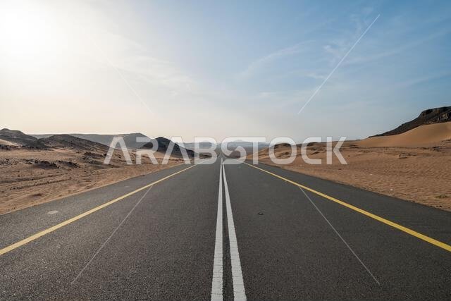الطريق الصحراوي الخلاب من العلا إلى المدينة المنورة عند شروق الشمس، وإطلالة بانورامية آسرة على المملكة العربية السعودية مع تكوينات صخرية رملية مذهلة.