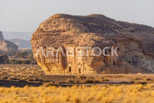 جبل الأحمر، صخرة رملية منحوتة عند غروب الشمس، مقابر الحِجر القديمة، صحراء العلا، المملكة العربية السعودية، عجائب طبيعية وأثرية تخطف الأنفاس
