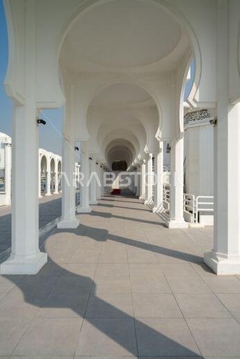 يبدو المسجد العائم على كورنيش جدة في المملكة العربية السعودية، والمعروف باسم مسجد الرحمة، وكأنه يطفو فوق البحر الأحمر.
