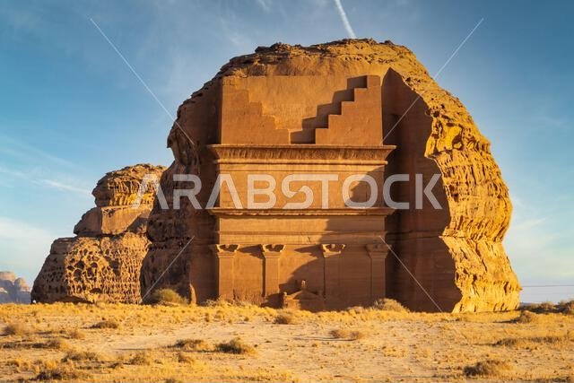 مقبرة أسد الكوزة عند غروب الشمس، نصب تذكاري من الحجر الرملي المنحوت على الطراز النبطي في مدينة الحِجر القديمة، إحدى عجائب الآثار في العلا، المملكة العربية السعودية