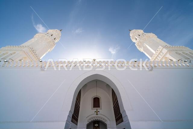 مسجد القبلتين في المدينة المنورة بالمملكة العربية السعودية، تراث إسلامي، موقع مقدس يجذب الزوار من جميع أنحاء العالم الإسلامي