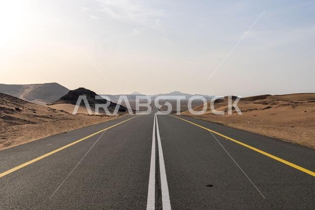 الطريق الصحراوي الخلاب من العلا إلى المدينة المنورة عند شروق الشمس، وإطلالة بانورامية آسرة على المملكة العربية السعودية مع تكوينات صخرية رملية مذهلة.