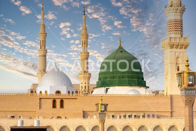 المسجد النبوي في المدينة المنورة، ثاني أقدس موقع إسلامي في المملكة العربية السعودية، والذي يجذب الزوار من جميع أنحاء العالم الإسلامي