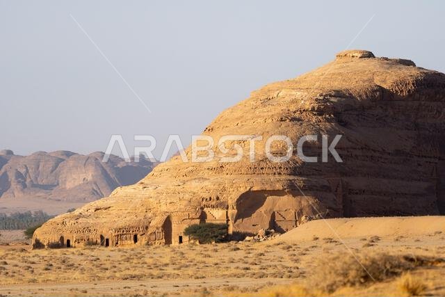جبل الأحمر، صخرة رملية منحوتة عند غروب الشمس، مقابر الحِجر القديمة، صحراء العلا، المملكة العربية السعودية، عجائب طبيعية وأثرية تخطف الأنفاس