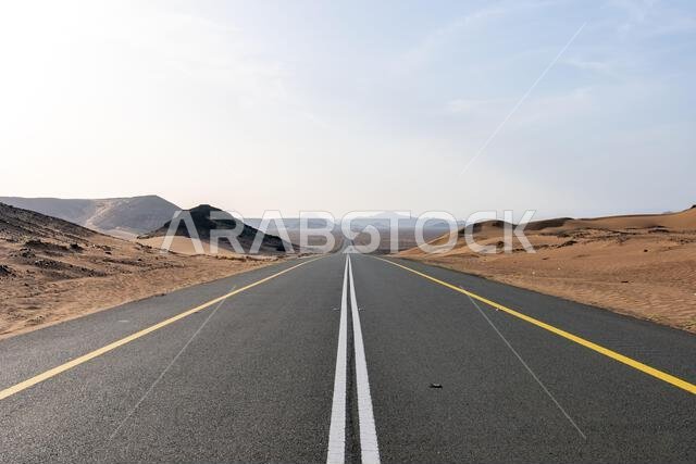 الطريق الصحراوي الخلاب من العلا إلى المدينة المنورة عند شروق الشمس، وإطلالة بانورامية آسرة على المملكة العربية السعودية مع تكوينات صخرية رملية مذهلة.