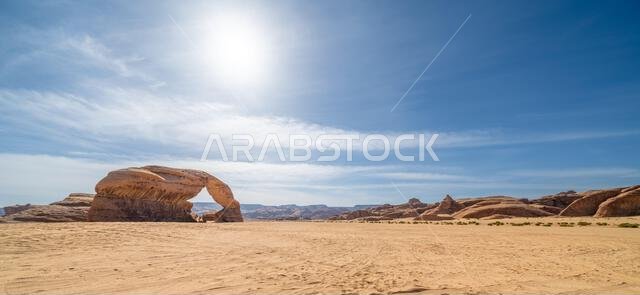 تُحيط المناظر الطبيعية الصحراوية البانورامية قرب العلا بقوس قوس قزح المذهل، وهو تكوين صخري رملي رائع، يُعدّ من عجائب التكوينات الجيولوجية في المملكة العربية السعودية. تُحيط المناظر الطبيعية الصحراوية البانورامية قرب العلا بقوس قوس قزح المذهل، وهو تكوين صخري رملي رائع، يُعدّ من عجائب التكوينات الجيولوجية في المملكة العربية السعودية.