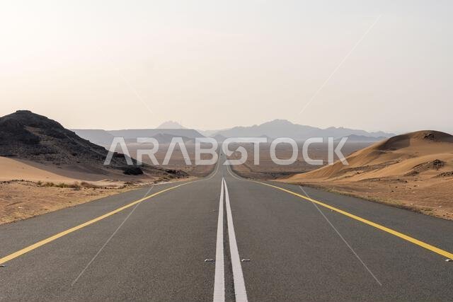 الطريق الصحراوي الخلاب من العلا إلى المدينة المنورة عند شروق الشمس، وإطلالة بانورامية آسرة على المملكة العربية السعودية مع تكوينات صخرية رملية مذهلة.