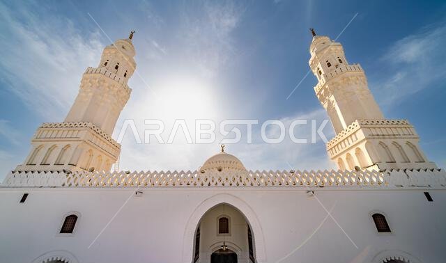 مسجد القبلتين في المدينة المنورة بالمملكة العربية السعودية، تراث إسلامي، موقع مقدس يجذب الزوار من جميع أنحاء العالم الإسلامي