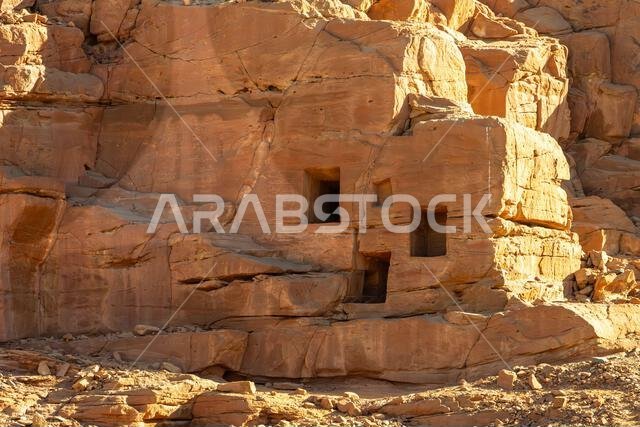 الآثار القديمة المذهلة للمقابر المنحوتة في الصخر في موقع دادان الأثري، وهو إرث حضارة تاريخية مفقودة، في العلا، المملكة العربية السعودية