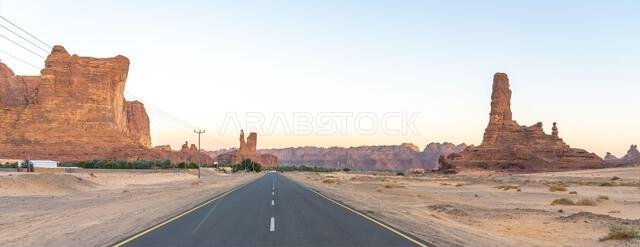 طريق خلاب إلى نقطة مشاهدة حرة. رحلة آسرة نحو بانوراما غروب الشمس المذهلة في العلا، المملكة العربية السعودية.