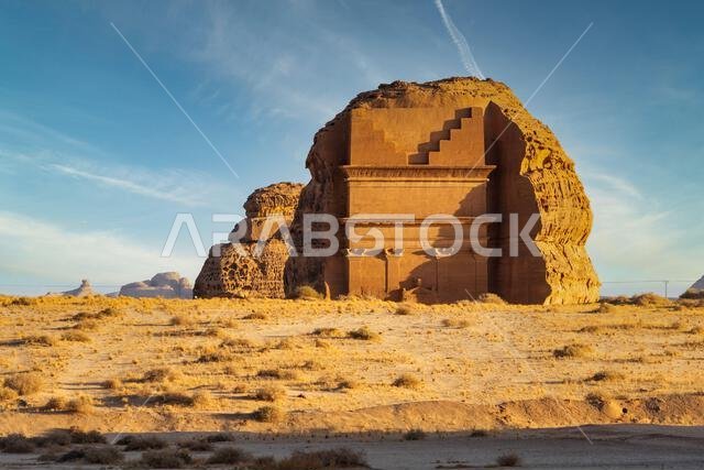 مقبرة أسد الكوزة عند غروب الشمس، نصب تذكاري من الحجر الرملي المنحوت على الطراز النبطي في مدينة الحِجر القديمة، إحدى عجائب الآثار في العلا، المملكة العربية السعودية