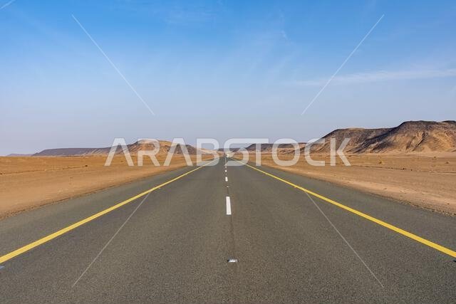 الطريق الصحراوي الخلاب من العلا إلى المدينة المنورة عند شروق الشمس، وإطلالة بانورامية آسرة على المملكة العربية السعودية مع تكوينات صخرية رملية مذهلة.