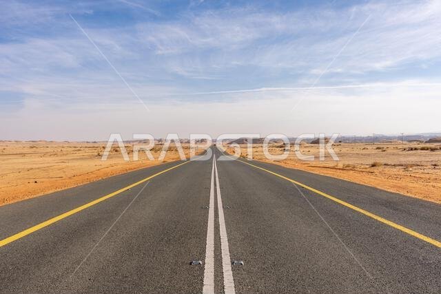 يُبرز الطريق الصحراوي الخلاب بين العلا وتبوك في المملكة العربية السعودية تكوينات صخرية رملية مذهلة وإطلالة بانورامية خلابة.