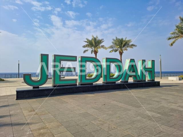 يتألق كورنيش جدة بلوحة جدة الشهيرة، وهي معلم نابض بالحياة يرحب بالجميع على الواجهة البحرية الخلابة والبحر الأحمر، في المملكة العربية السعودية.