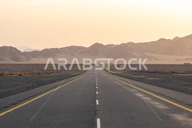 الطريق الصحراوي الخلاب من العلا إلى المدينة المنورة عند شروق الشمس، وإطلالة بانورامية آسرة على المملكة العربية السعودية مع تكوينات صخرية رملية مذهلة.