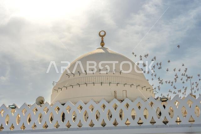 مسجد القبلتين في المدينة المنورة بالمملكة العربية السعودية، تراث إسلامي، موقع مقدس يجذب الزوار من جميع أنحاء العالم الإسلامي