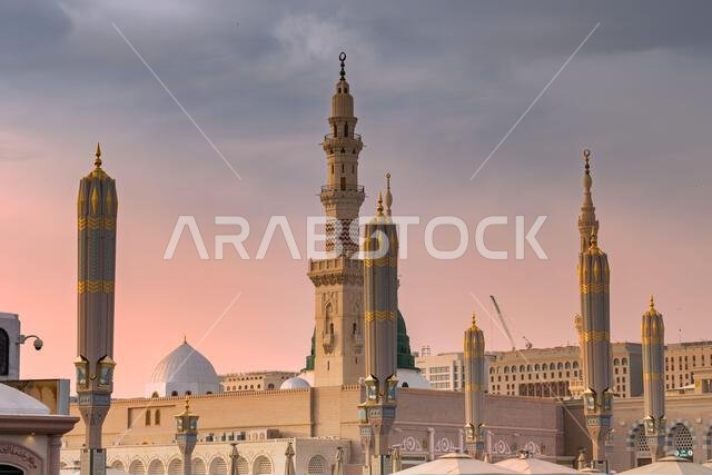 المسجد النبوي في المدينة المنورة، ثاني أقدس موقع إسلامي في المملكة العربية السعودية، والذي يجذب الزوار من جميع أنحاء العالم الإسلامي