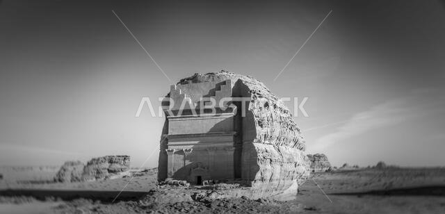 مقبرة أسد الكوزة عند غروب الشمس، نصب تذكاري من الحجر الرملي المنحوت على الطراز النبطي في مدينة الحِجر القديمة، إحدى عجائب الآثار في العلا، المملكة العربية السعودية مقبرة أسد الكوزة عند غروب الشمس، نصب تذكاري من الحجر الرملي المنحوت على الطراز النبطي في مدينة الحِجر القديمة، إحدى عجائب الآثار في العلا، المملكة العربية السعودية