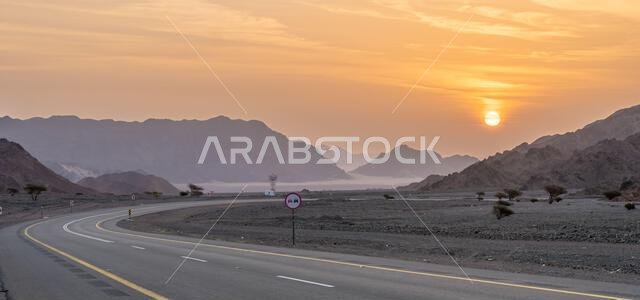 الطريق الصحراوي الخلاب من العلا إلى المدينة المنورة عند شروق الشمس، وإطلالة بانورامية آسرة على المملكة العربية السعودية مع تكوينات صخرية رملية مذهلة.