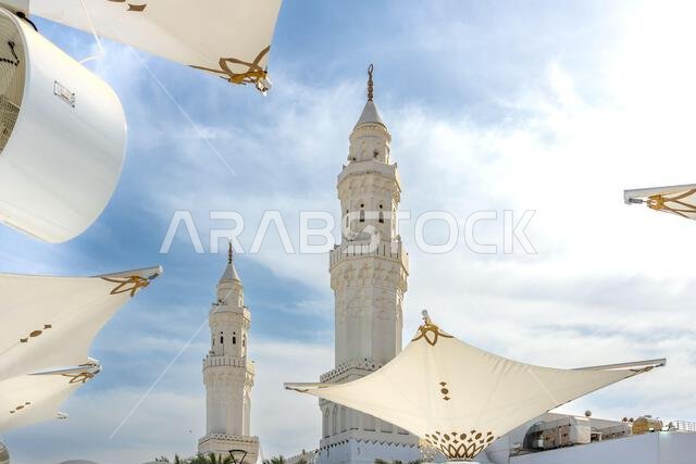 مسجد القبلتين في المدينة المنورة بالمملكة العربية السعودية، تراث إسلامي، موقع مقدس يجذب الزوار من جميع أنحاء العالم الإسلامي