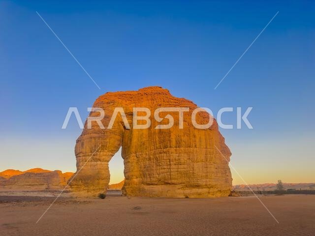 صخرة الفيل عند غروب الشمس في صحراء المملكة العربية السعودية.