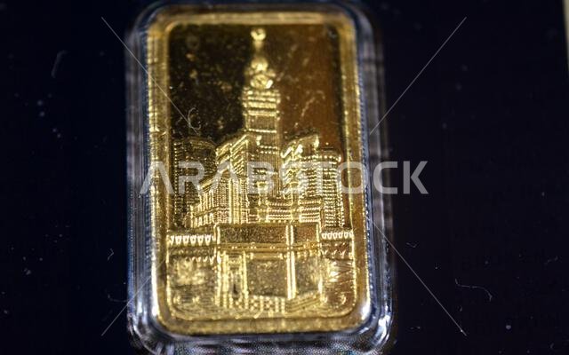 أبراج الساعة في مكة المكرمة والكعبة المشرفة على سبيكة من الذهب الأصفر الخالص عيار 24 قيراطًا، الاستثمار في الذهب، سعر الصرف، أزمة التضخم، مفهوم الادخار