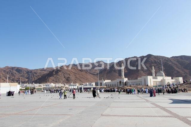 جبل أحد في المدينة المنورة بالمملكة العربية السعودية: ١ أكتوبر ٢٠٢٤. حجاج مسلمون على جبل أحد. مقبرة شهداء أحد