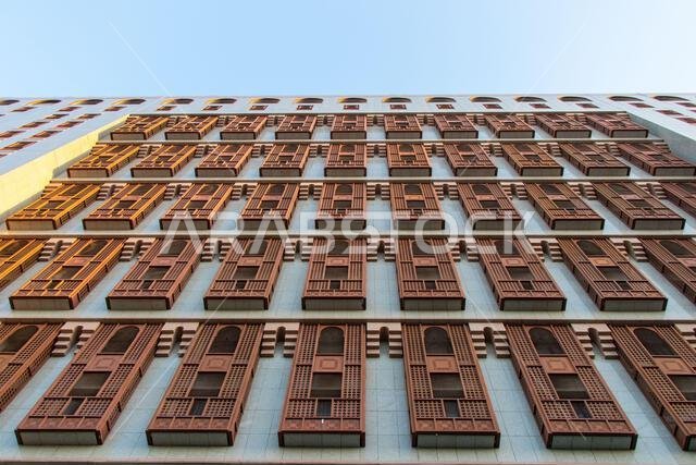 المدينة المنورة - المملكة العربية السعودية. تمزج الفنادق القريبة من المسجد النبوي بين العمارة الحديثة والكلاسيكية، مما يوفر راحة فاخرة وإطلالة خلابة.