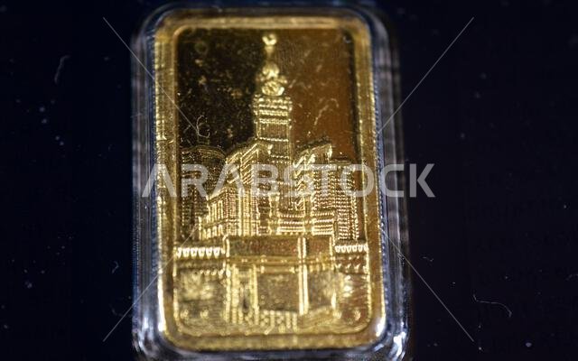 أبراج الساعة في مكة المكرمة والكعبة المشرفة على سبيكة من الذهب الأصفر الخالص عيار 24 قيراطًا، الاستثمار في الذهب، سعر الصرف، أزمة التضخم، مفهوم الادخار أبراج الساعة في مكة المكرمة والكعبة المشرفة على سبيكة من الذهب الأصفر الخالص عيار 24 قيراطًا، الاستثمار في الذهب، سعر الصرف، أزمة التضخم، مفهوم الادخار