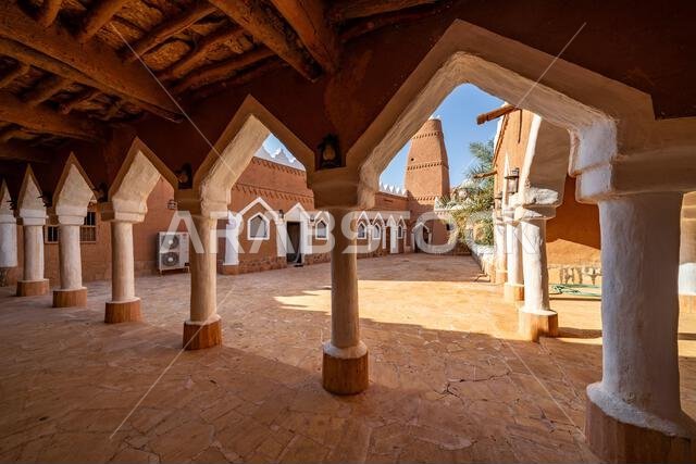 أوشيقر، المملكة العربية السعودية - 14 ديسمبر 2024: مسجد الفيلقية المبني من الطوب اللبن في قرية أوشيقر التراثية القديمة، المملكة العربية السعودية