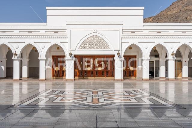 مسجد الفتح، في المدينة المنورة بالمملكة العربية السعودية، هو موقع تراثي إسلامي مقدس يجذب الزوار من جميع أنحاء العالم الإسلامي مسجد الفتح، في المدينة المنورة بالمملكة العربية السعودية، هو موقع تراثي إسلامي مقدس يجذب الزوار من جميع أنحاء العالم الإسلامي