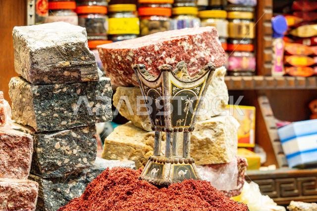 عند غروب الشمس، ينبض درب القبل في حي البلد بجدة بالمملكة العربية السعودية بالحياة. وتدعو المتاجر الزوار لاستكشاف تراث المدينة القديمة. عند غروب الشمس، ينبض درب القبل في حي البلد بجدة بالمملكة العربية السعودية بالحياة. وتدعو المتاجر الزوار لاستكشاف تراث المدينة القديمة.