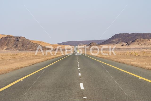 الطريق الصحراوي الخلاب من العلا إلى المدينة المنورة عند شروق الشمس، وإطلالة بانورامية آسرة على المملكة العربية السعودية مع تكوينات صخرية رملية مذهلة.
