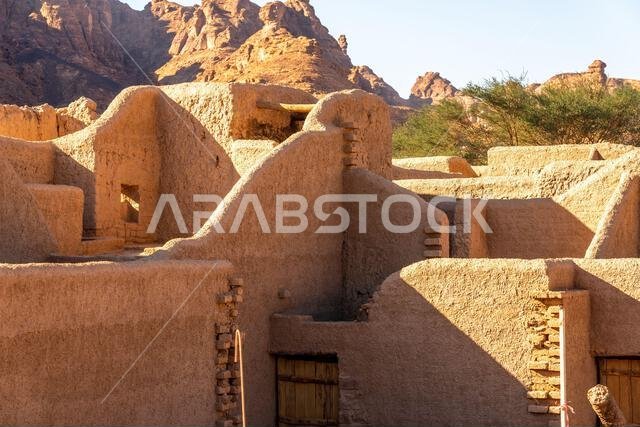 العلا، المملكة العربية السعودية - 15 ديسمبر 2024: مدينة العلا القديمة، في المملكة العربية السعودية، مدينة تاريخية مبنية من الطوب اللبن، تضم آثارًا قديمة وشوارع ضيقة تقليدية.