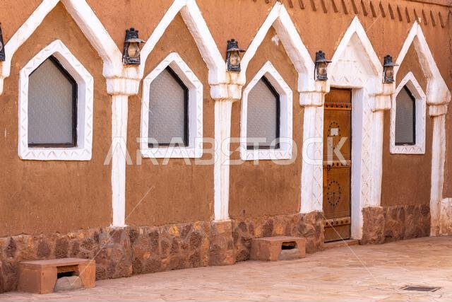 أوشيقر، المملكة العربية السعودية - 14 ديسمبر 2024: مسجد الفيلقية المبني من الطوب اللبن في قرية أوشيقر التراثية القديمة، المملكة العربية السعودية