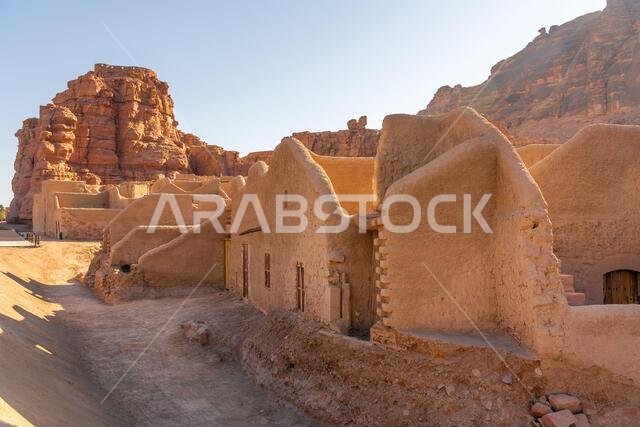 العلا، المملكة العربية السعودية - 15 ديسمبر 2024: مدينة العلا القديمة، في المملكة العربية السعودية، مدينة تاريخية مبنية من الطوب اللبن، تضم آثارًا قديمة وشوارع ضيقة تقليدية. العلا، المملكة العربية السعودية - 15 ديسمبر 2024: مدينة العلا القديمة، في المملكة العربية السعودية، مدينة تاريخية مبنية من الطوب اللبن، تضم آثارًا قديمة وشوارع ضيقة تقليدية.