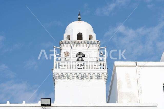 يشمخ مسجد الجزيرة المذهل في جدة بالمملكة العربية السعودية من البحر الأحمر قبالة الكورنيش، وهو تحفة معمارية رائعة.