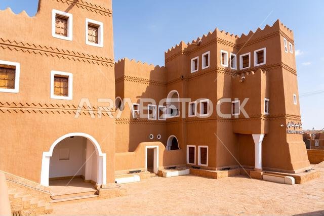 شقراء، المملكة العربية السعودية - 14 ديسمبر 2024: منظر خلاب للمباني الطينية التقليدية القديمة في قرية شقراء القديمة، المملكة العربية السعودية